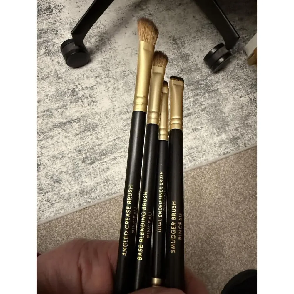 Laura Geller Pack of 4 Black Essential Eyeshadow Brushes Set